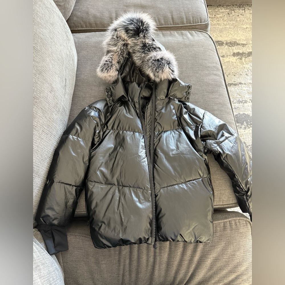Scotch bonnet little girls size 6 winter coat with fur hood.